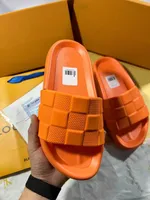 2023 New Slippers Designer women Rubber Slide Waterfront Embossed Mule Fashion Slides Flat Comfort with luxury Summer sandals Luxury men Beach 35-45