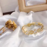 Bracciale per matrimoni designer di lusso Bracciale Bracciale Tletter Pendant 18K Gold Heart Design rivestito di moda rivestito con marca di timbri popolare Lettere di marca in rilievo Accessorio