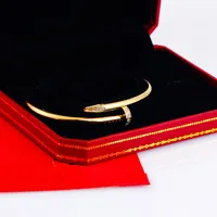 Diseñador de pulseras Diseñador para mujeres brazaletes de 18 km de oro rosa plateado pulsera negra para uñas abiertas fábrica de brazalete personalizado acero de titanio