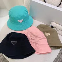 사탕 컬러 디자이너 버킷 모자 모자 커플 패션 여름 휴가 여행 금속 삼각형 문자 인쇄 4 색 버킷 모자