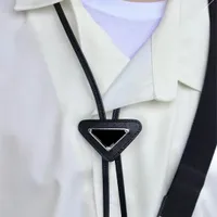Designer de moda Tie de luxo Triângulo Invertido laços para homens Mulheres Negócios clássicos Black Tie Black Letter Geométrico Tire laços de seda Ties do presente de casamento