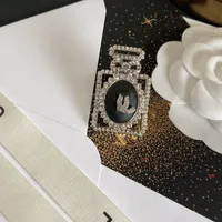 Con Box 2022 Broches de lujo Diseñador Ch-letter Brooch Pins Joyas de calidad de moda Mujeres Brochs de plata unisex