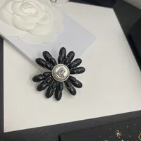 Con Box Designer Ch Letter Broches Luxury 4.5cm Pins de moda de estampado de flores negras Mujeres pareja broches de fiesta de bodas regalo de joyería