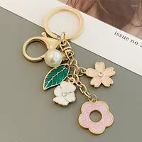 Keychains 2023 Cute Sakura Keyrings For Women Bag Charm Pendant Creative Pearl Fashion Flower Key Chains Car Ring Wholesale