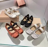 MIU 2023 New Ballet Shoes Satin la￧o Flato confort￡vel Sapatos casuais Sapatos planos dan￧a