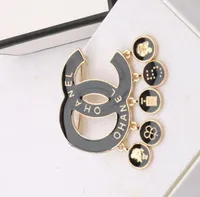 Women Brand Designer Letter Brooches Black Tassels Pendant Rhinestone Diamond Crystal Circle Metal Brooch Suit Laple Pin Fashion Women Jewelry Accessories
