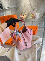 A Fashion women&#039;s bag 3-color portable bag, basket, bucket bag with lock cylinder lock hole
