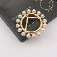 18K Gold Plated Letters Brooches Small Sweet Wind Luxury Brand Brooch Pins Designer For Women Crystal Pearl Metal Jewelry Accessories