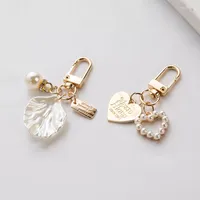 Keychains Girls Heart Shell Pendant Keychain Fashion Elegant Letter Label Imitation Pearls Key Chain Handbag Hanging Keyring