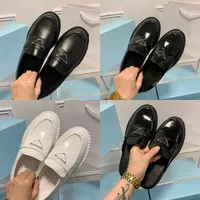 Chaussures de cr￩ateurs hommes Femmes d￩contract￩es monolithe triangle logo chaussures en cuir noir augmenter la plate-forme baskets cloudbust classiques patent mocts mate