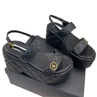 Klassiek Lambskskin Dames Sandals -platform Wedge Heels 3 cm/7,5 cm Ronde tenen Slingbacks Buckle Strap Designer Hardwarematelasse gewatteerde textuur Buiten strandschoenen