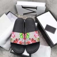 Avec sandales pour femmes concepteurs de caissons pour femmes geranium en vinyle plates plates plats de couleur solide Summer Beach Men's Slids Qm
