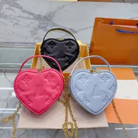23SS Womens Valentine Love Style Vanity Bags Cosmetic Case med topphandtag Totes Gold Metal Chain Crossbody axelhj￤rta mini dragkedja 3 f￤rger blomma handv￤skor 20 cm