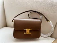2023 Триомфа -дизайнерские сумки 8A качественная леди кросс -сумка мода мода нежная сумка для плеча с коровьем высокий смысл конверт конверт бродяга Hobos