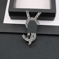有名なデザインブランドLuxurys Desinger Brooch Women Rhinestone Pearl Letter Brooches Suit Pin Fashion Jewelry Clothing Accessories