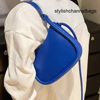 Kruislichaam linkszijde schouder crossbody tas voor dames designer 2022 vaste kleurtrend eenvoudige portemonnees onderarm handtas handtopgreep blauw 0212/23