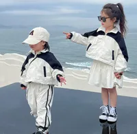 2023 어린이 스포츠 옷 세트 어린이 라펠 긴 소매 재킷 스커트 2pcs 스프링 소년 패치 워크 컬러 캐주얼 의상 Z0240
