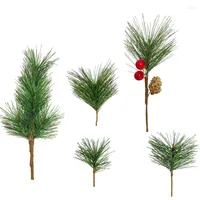 Fiori decorativi simulati di pino natalizi aghi da pino singolo fatti fatti a mano decorazione cerchio decorazione di decorazioni ornamenti.
