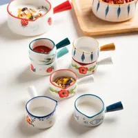 Tallrikar keramisk liten mjölkkopp med handtag japanska skummande kannor kaffesockerkanna jordgubbe blommor mönster kök köksredskap