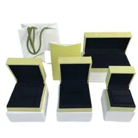Boîtes de bijoux de créateur de mode de trèfle de luxe Bracelets à charme doux pour les filles de marque de marque Bracelet Boucles d'oreilles Boîtes-cadeaux