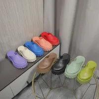 Homens de luxo Mulheres chinelas sandálias famosas famosas plataformas de borracha de borracha Moda Hotel Sapatos de banheiro clássico de verão lises preguiçosos de verão