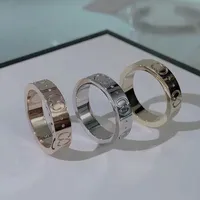 Luxurys designers band ringar mode män kvinnor titan stål graverade brev mönster älskare smycken smal ringstorlek