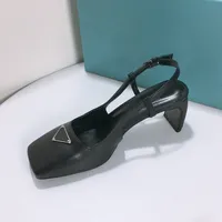 Con scarpe eleganti in pelle spazzolata sandali tacco quadrati quadrati bianchi a schermo nero a schermo stampato logo designer estivo sandalo femminile da donna pantofole 34-42 EUR EUR