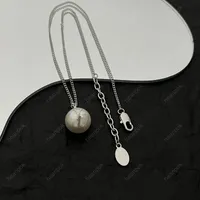Collar de diseñador de lujo Cadena de perlas Cadena Fashion Women Letter 925 Collares de plata y accesorios de joyería de boda con caja