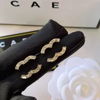 Accesorios de diseñadores populares Pendientes de regalos de regalos Pendientes de perlas de diamantes de lujo de 18 quilas estampillas de joyas chapadas en oro Pendientes de boda con caja