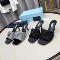Sandálias de cristal de salto médio de 6,5 cm Montas de couro Slides de couro saltos de estiletto de dedo do pé aberto para mulheres designers de luxo calçados de fábrica de fábrica 35-42