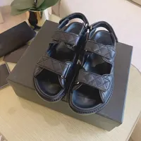 디자이너 샌들 클래식 버클 샌들 체인 골드 고품질 흑인 여성 슬리퍼 100% 송아지 가죽 플랫폼 플립 섹시한 여름 패션 비치 슬리퍼 레이디스 신발