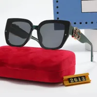 Модель дизайнер солнцезащитные очки