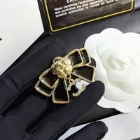 여성 스탬프 브로치 럭셔리 브랜드 Desinger Jewelry Diamond Pearl Pin Flower Brooch 18K Gold Plated 빈티지 패션 애호가 선물 웨딩 파티 액세서리와 상자
