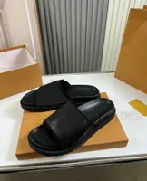 Nyaste tofflor Mens Designers Fashion Sandals Rubber Flats Sandaler Summer Beach Shoes Loafers Outdoor Beach Flip Flops