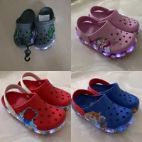 مصمم صنادل الأطفال الصغار الصغار CRSC Hole Hole Slipper Clog Boys Girls Beach Shoes Infants Baby Summer Summer Youth Slides Cartoon LED Lights Sneakers