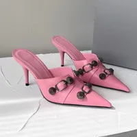 새로운 슬리퍼 샌드일 스터드 버클 장식 신발 슬립 슬라이드 Cowskin Baotou 슬리퍼 뾰족한 발가락 스틸레토 힐 고급 디자이너 신발 여성 이브닝 신발