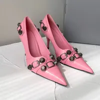 ピンクラムスキンポンプシューズスタッドバックル装飾されたスリップオン先の尖ったつま先スティレットファッションショーイブニングシューズラグジュアリーデザイナー靴女性工場靴