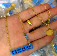 Простые латунные ожерелья синий v Начальный буква логотип логотип подвеска Medusa Head Portrait Ожерелье 18K Золотые женские ювелирные подарки HAMN4 -04