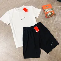 Designer Tracksuis Set Men T-shirts Shorts Sets Summer Sportswear Jogging Pantalging Streetwear Tshirt Suit