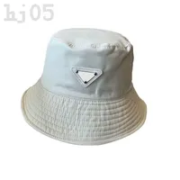 Woman Bucket Hat Fashion Re Nylon Designer Caps Multicolor Wygodna miękka bawełniana podszewka luksusowe cappello białe khaki niebieskie czarne luksusowe czapki dla mężczyzn pj006 c23