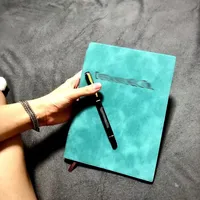 Designer anteckningar med signering av pennor sätter anteckningsbok arbetsboks semestergåvor