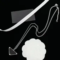 Модные ювелирные дизайнерские колье серебряной цепь серебряной цепь унисекс роскошный подарок черный белый p -треугольник Начальный дизайн подвеска