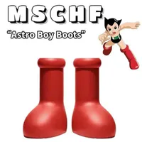 2023 Big Red Boots Designer MsChf Astro Boy Cartoon Boot في الحياة الواقعية المطاطية الناعمة جولة أخمص القدمين أحذية سحرية خيالية للرجال للنساء ركبة الأزياء الراقية Rainboots 35-47