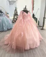 Rosa bollklänning quinceanera klänningar 2023 med Cape Sweet 16 klädblommor applikationer kristaller snörning vestidos de xv anos prom party klänningar