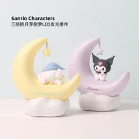 Nieuwe items leidde romantische Kuromi Light Slaapkamer Decoratie Maanvormige nachtlampje Anime Cinnamoroll Cute Doll Desk Lamp Kids cadeau