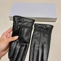 Женщины черные кожаные перчатки флисоны выровнены пять пальцев перчатки