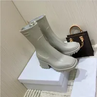 مصمم نساء نصف أحذية أحذية الشتاء مكتنزة ميد الكعوب العادي مربع أصابع القدم حذاء Rainboots Zip Women Mid Calf Booty293y