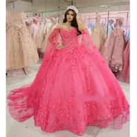 Fuchsia off axel prinsessan quinceanera kl￤nningar med cape fj￤ril sn￶rning korsett prom sweet 16 kl￤nning vestidos de 15 anos