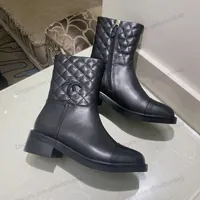 Designerstövlar för kvinnors fotled med låg häl quiltad textur Metall Zipper Letter f/w Black Vintage Cowboy Chelsea Western Fashion Elastic Combat Boot 2022