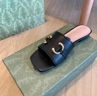 2022 Classic Cattlehide tofflor kvinnors designer skor mode toppkvalitet duk dubbel bokstav sandaler fritids tofflor utomhus platt botten sandbeach sandal